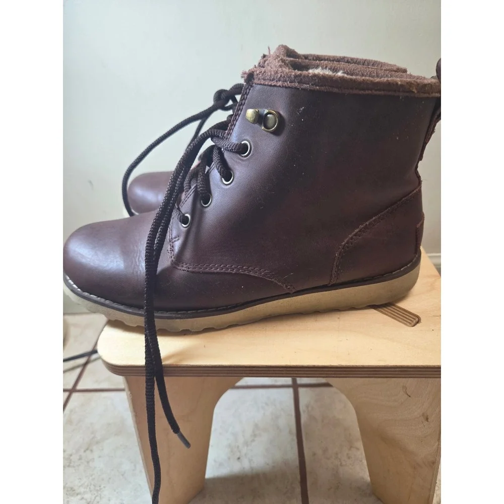 UGG Australia Waterproof‎ Leather Lace Up Boots Brown Shearling Lined Size 6